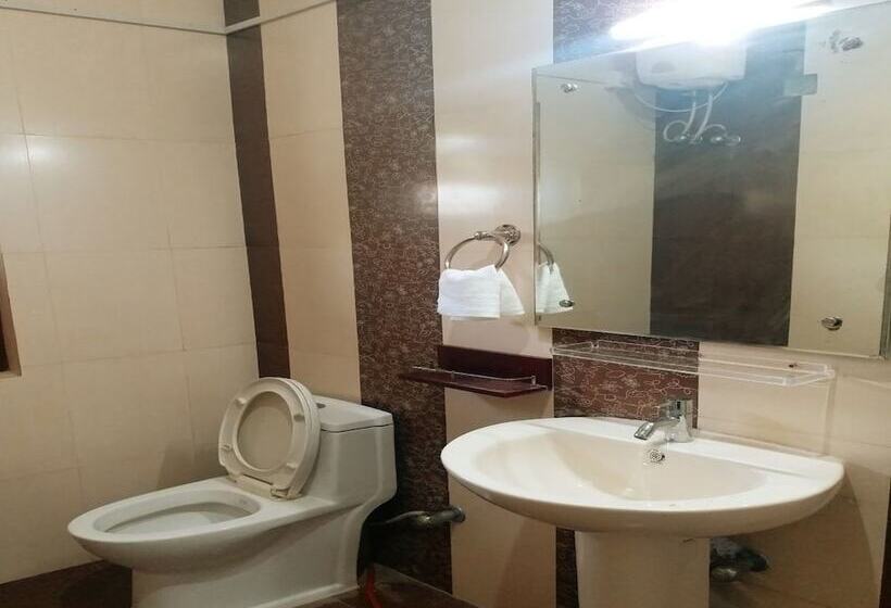 Отель Oyo 12812 Four Seasons Villa