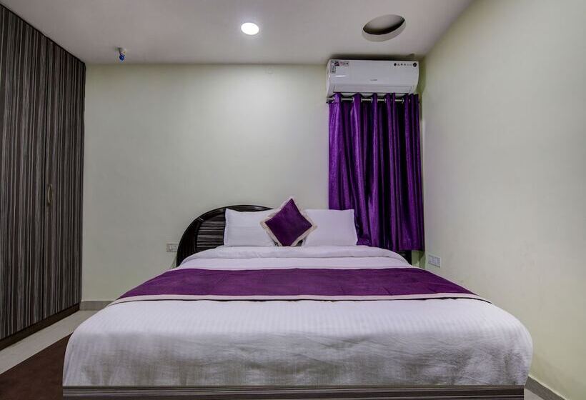 Отель Oyo 12812 Four Seasons Villa