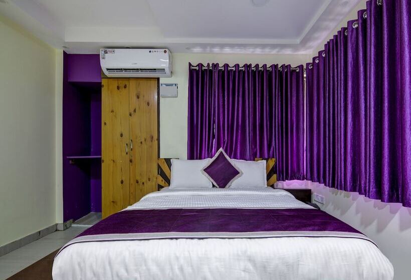 Отель Oyo 12812 Four Seasons Villa