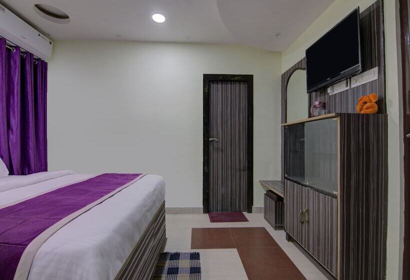 Отель Oyo 12812 Four Seasons Villa