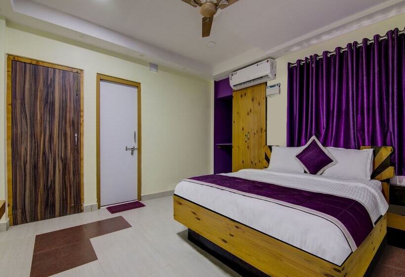 Отель Oyo 12812 Four Seasons Villa