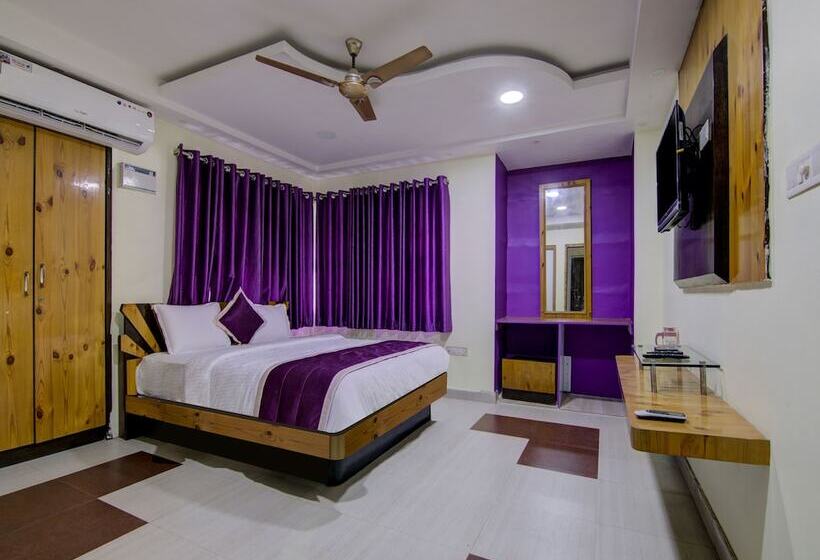 Отель Oyo 12812 Four Seasons Villa