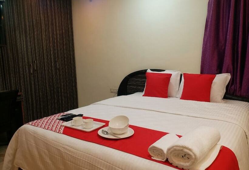 Отель Oyo 12812 Four Seasons Villa