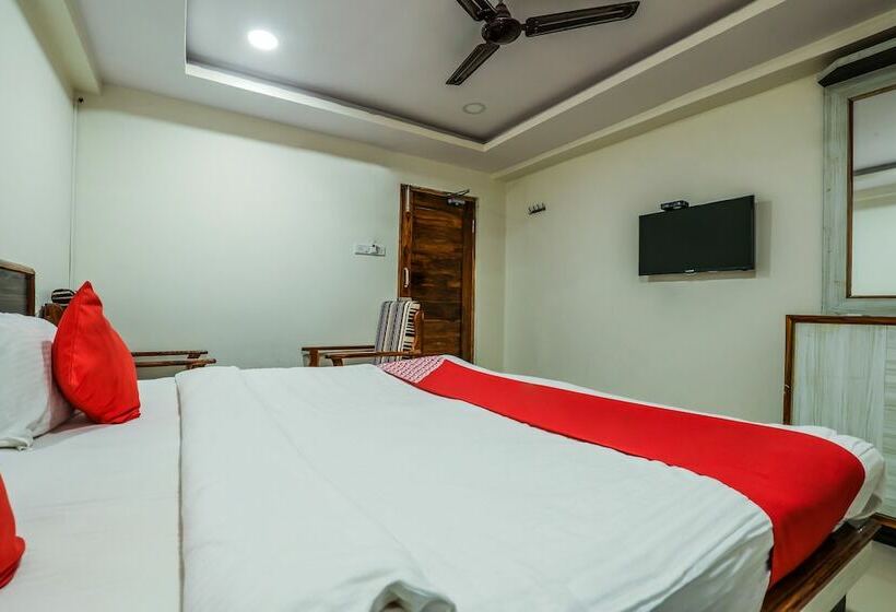 Oyo 12973 Hotel Crystal