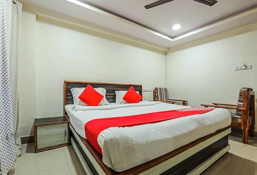 Oyo 12973 Hotel Crystal