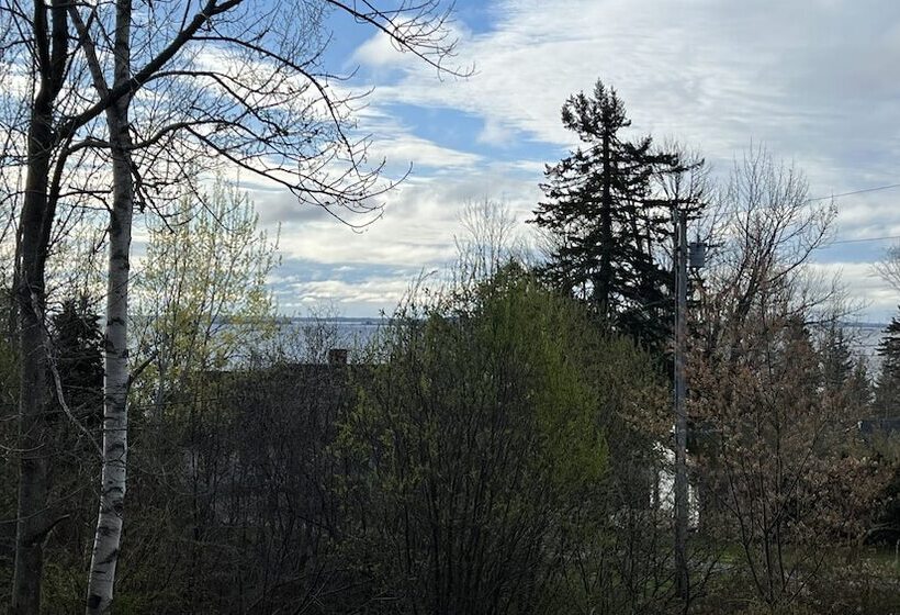 הוסטל High Tide Inn On The Ocean, Motel And Cottages