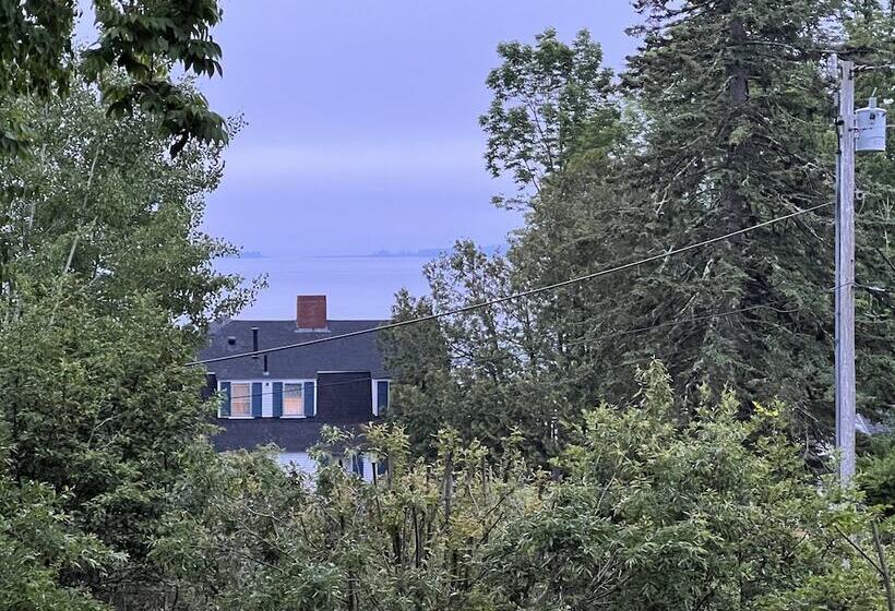 הוסטל High Tide Inn On The Ocean, Motel And Cottages