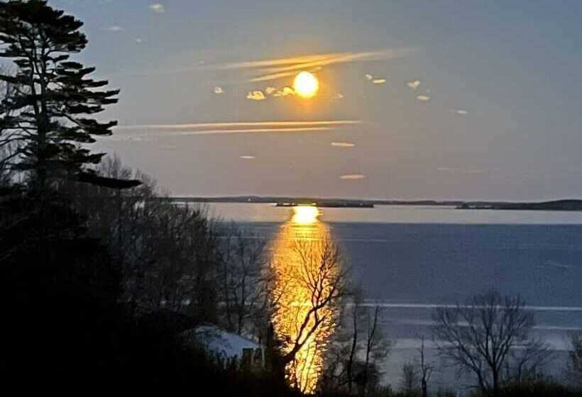 הוסטל High Tide Inn On The Ocean, Motel And Cottages