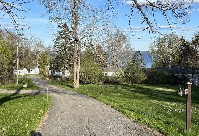 הוסטל High Tide Inn On The Ocean, Motel And Cottages