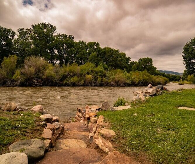 汽车旅馆  Chinook Winds Lodge