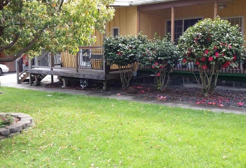 モーテル Redwood Inn Willits