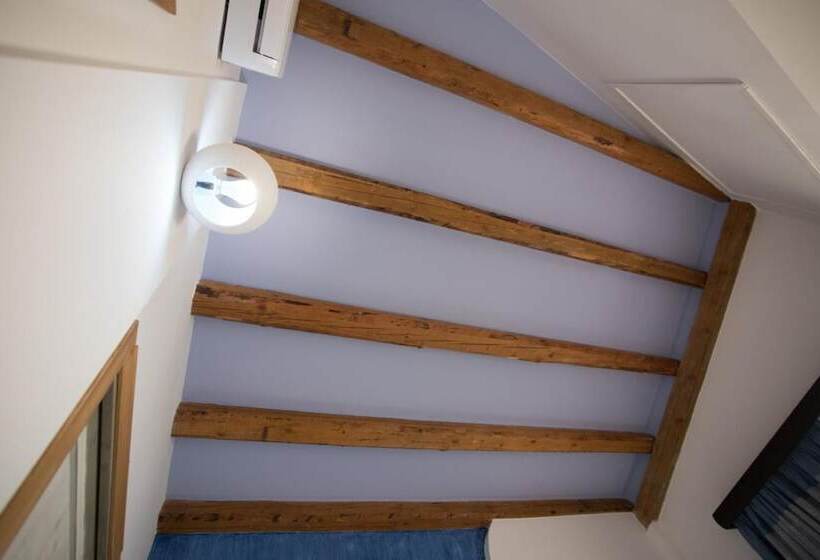 تختخواب و صبحانه Coraje Room & Breakfast