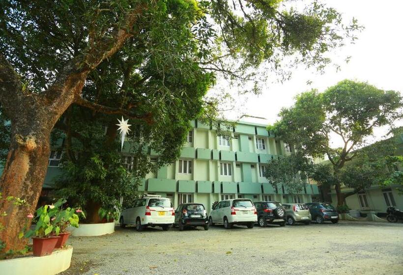 فندق Surabhi Suites