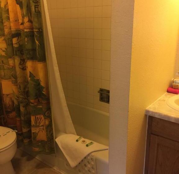 Мотель Rocky Mountain Lodge