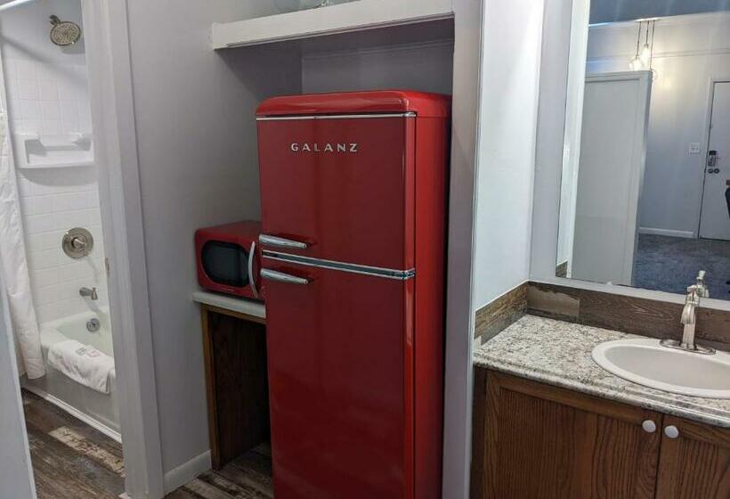 فندق على الطريق The Oakwood Inn