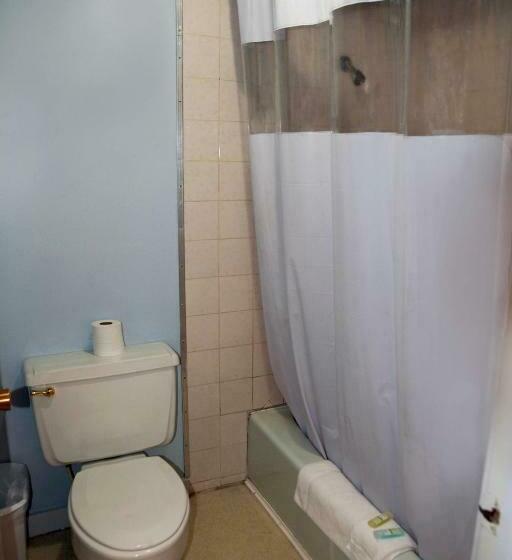 فندق على الطريق The Oakwood Inn