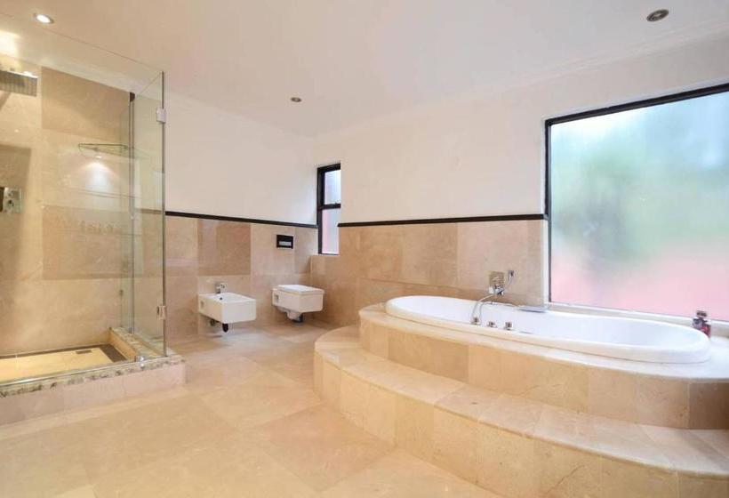 פנסיון Chez Moe