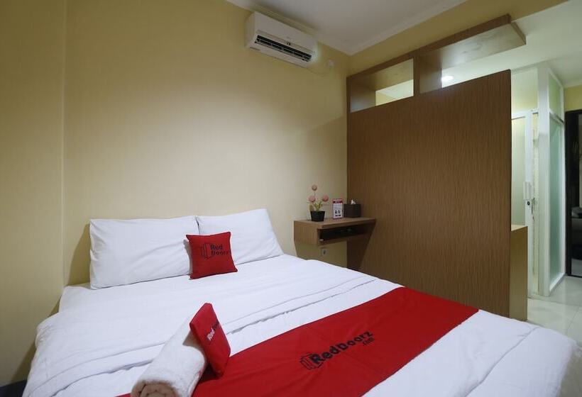 Пансион Reddoorz Near Itc Cempaka Mas