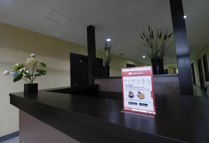Пансион Reddoorz Near Itc Cempaka Mas