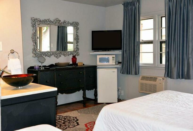 The Crest Motel