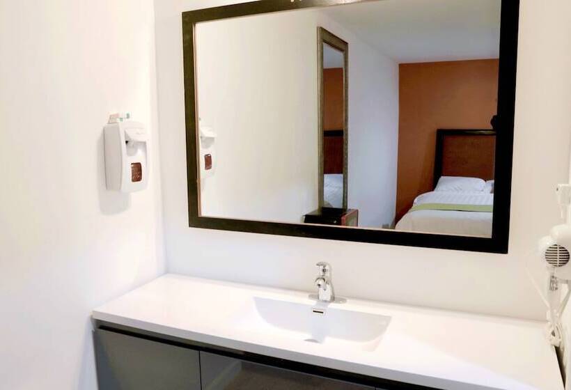 הוסטל Norwalk Inn & Suites