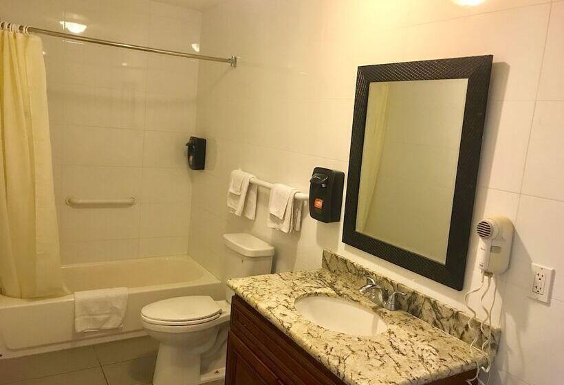 הוסטל Norwalk Inn & Suites