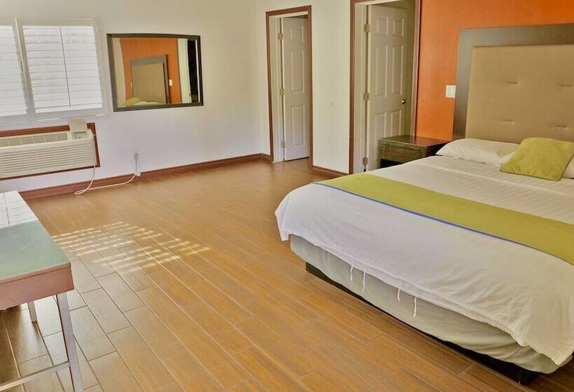 הוסטל Norwalk Inn & Suites