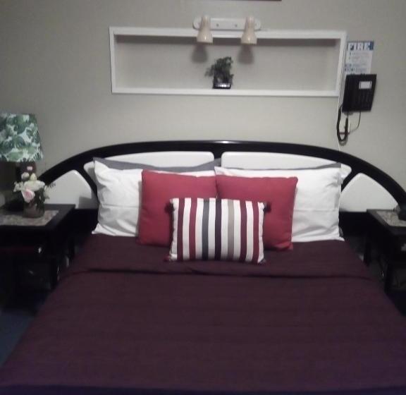 פנסיון Redwood Lodge Motel