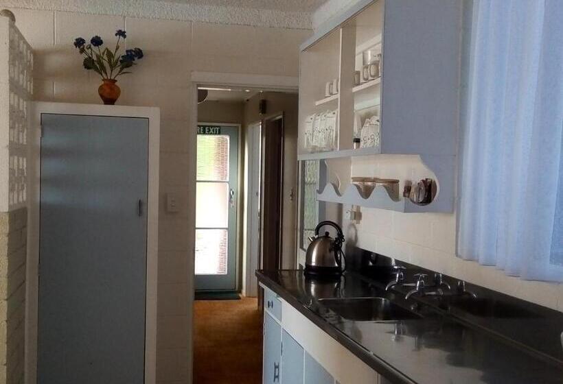 פנסיון Redwood Lodge Motel