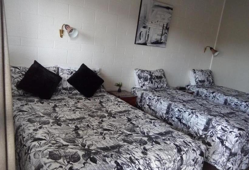 פנסיון Redwood Lodge Motel