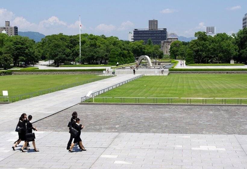 Alberg Red Helmet House & Sports Bar Hiroshima