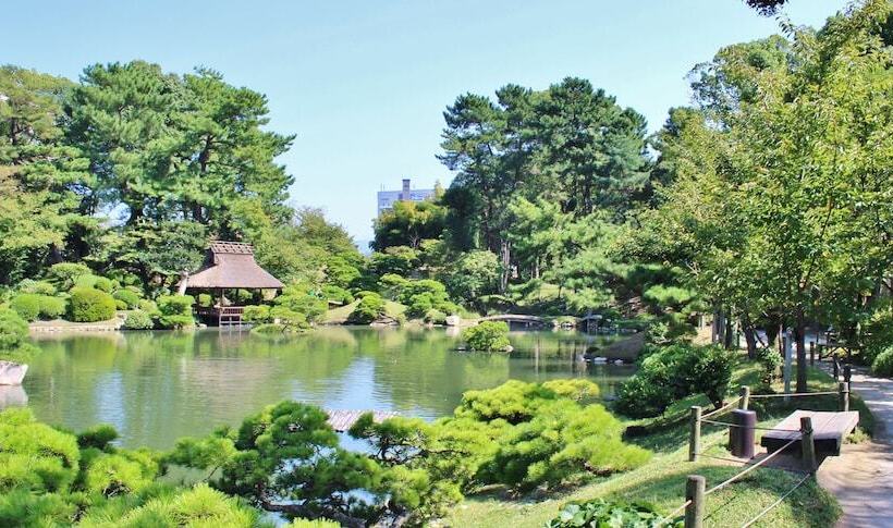 Alberg Red Helmet House & Sports Bar Hiroshima