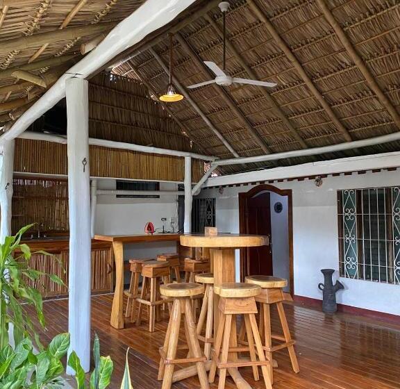 بنسيون Mauras Tropical Mini Hostel & Tours