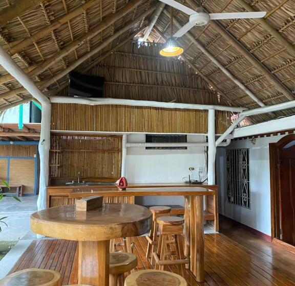 بنسيون Mauras Tropical Mini Hostel & Tours