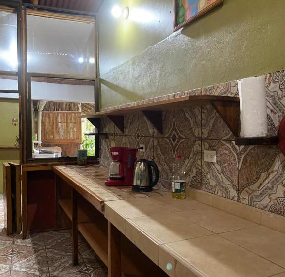 بنسيون Mauras Tropical Mini Hostel & Tours