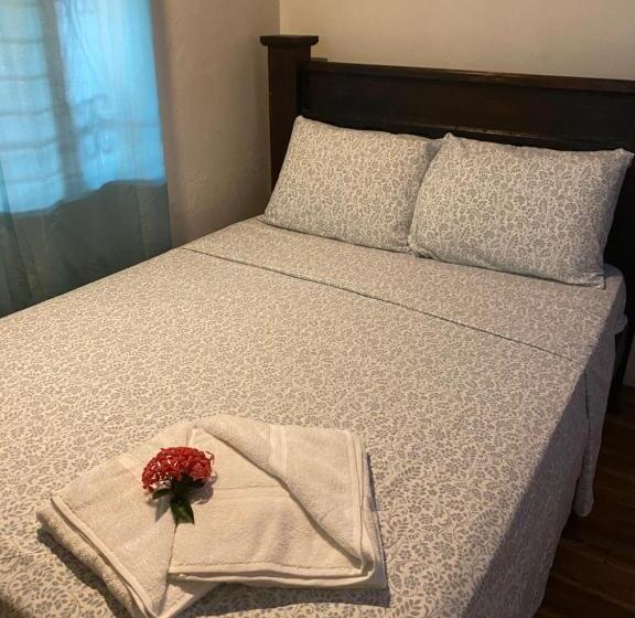 بنسيون Mauras Tropical Mini Hostel & Tours