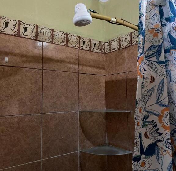 بنسيون Mauras Tropical Mini Hostel & Tours