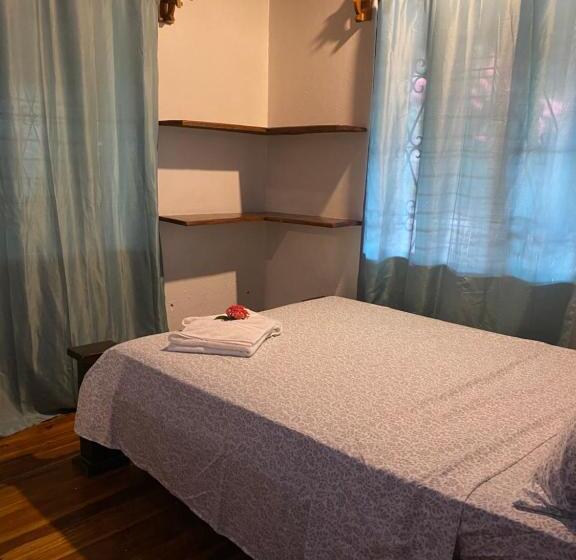 بنسيون Mauras Tropical Mini Hostel & Tours