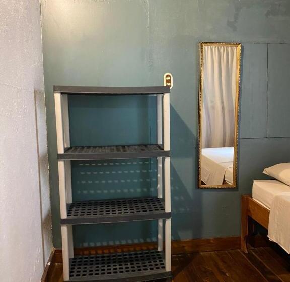 بنسيون Mauras Tropical Mini Hostel & Tours