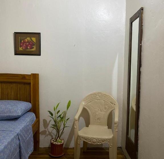 بنسيون Mauras Tropical Mini Hostel & Tours