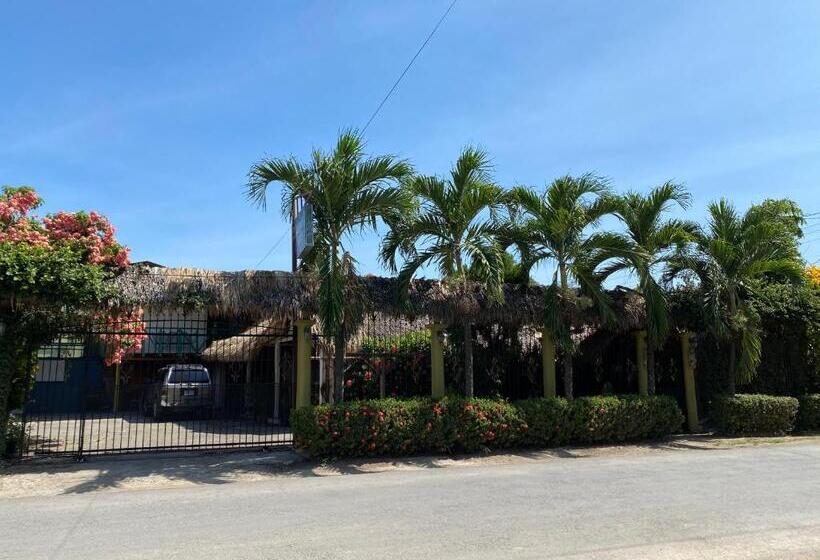 بنسيون Mauras Tropical Mini Hostel & Tours