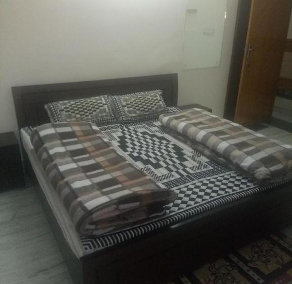 בית מלון כפרי S J Residency