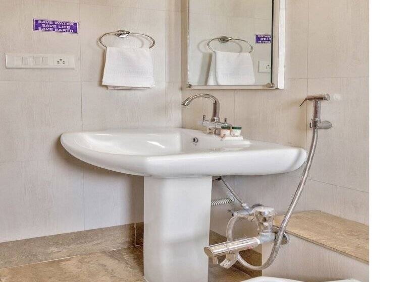 Oyo 12020 Hotel Ratna Regency