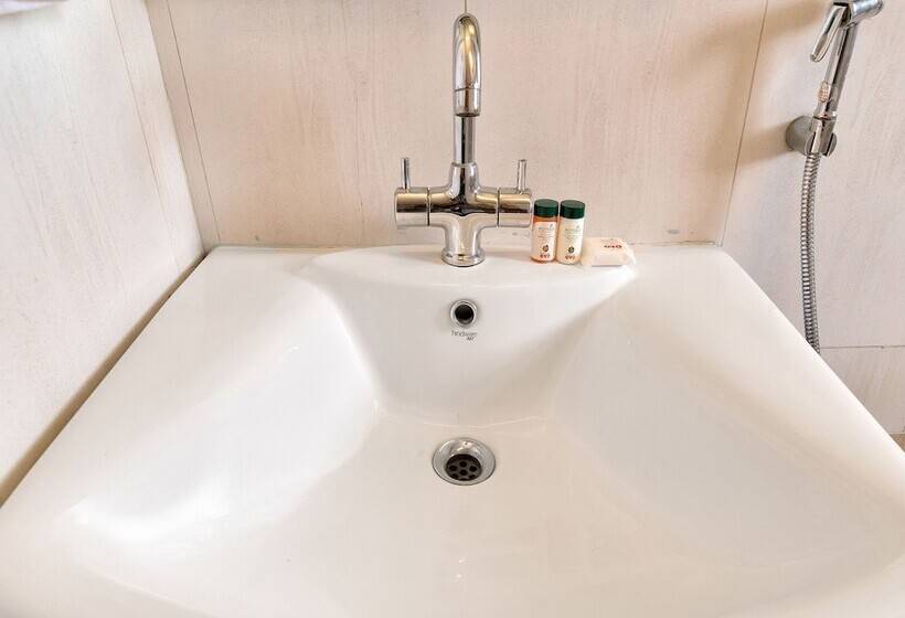 Oyo 12020 Hotel Ratna Regency