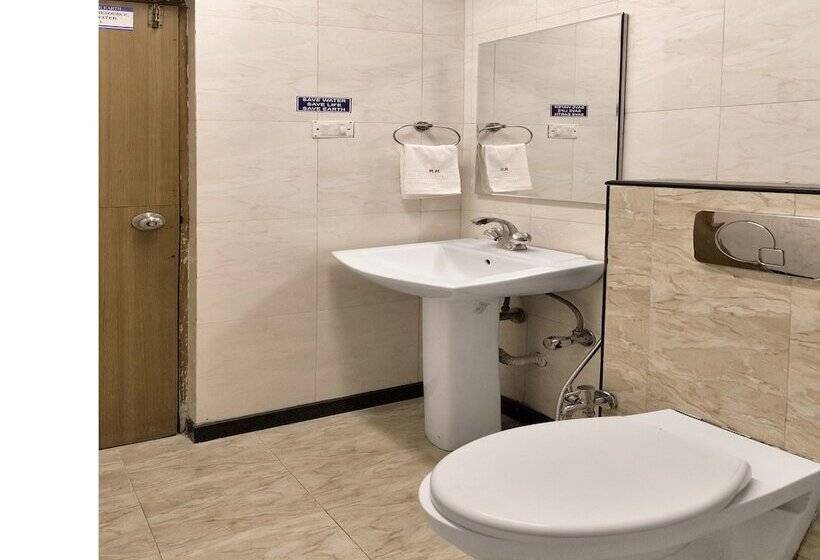 Oyo 12020 Hotel Ratna Regency