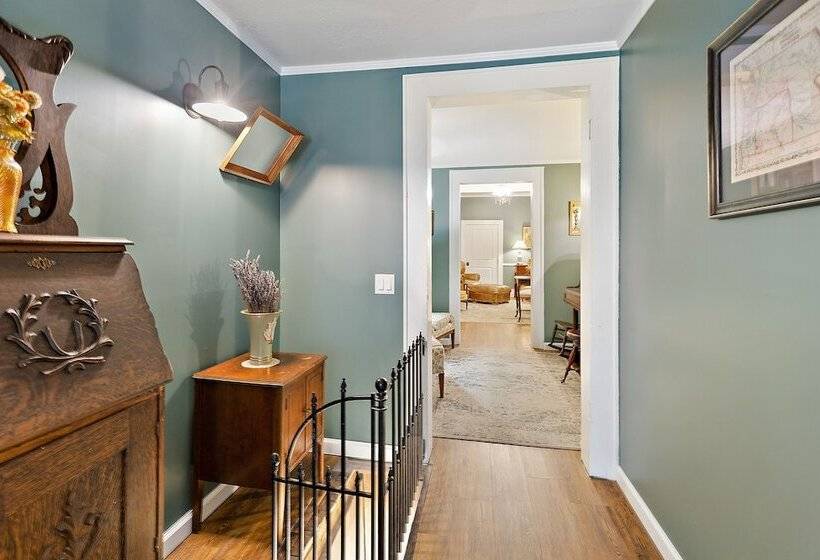 فندق صغير Mccully House Inn