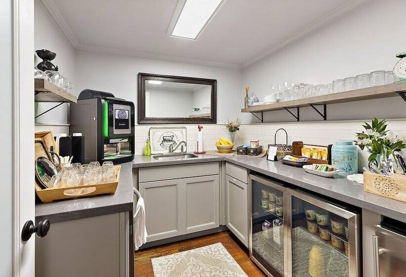 فندق صغير Mccully House Inn