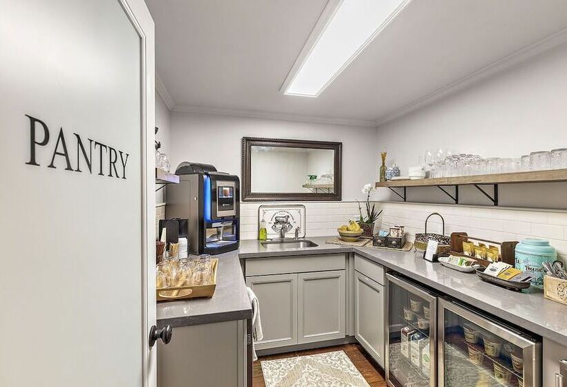 فندق صغير Mccully House Inn