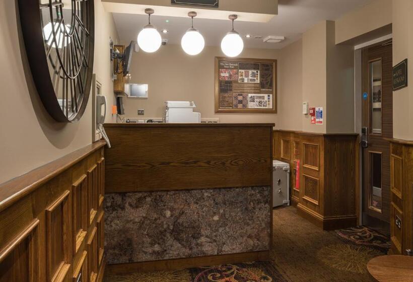 בית מלון כפרי The John Russell Fox Wetherspoon