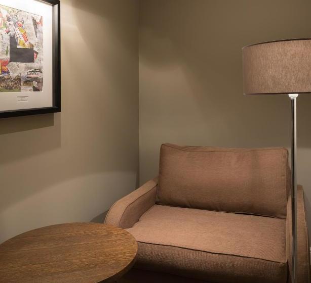 בית מלון כפרי The John Russell Fox Wetherspoon